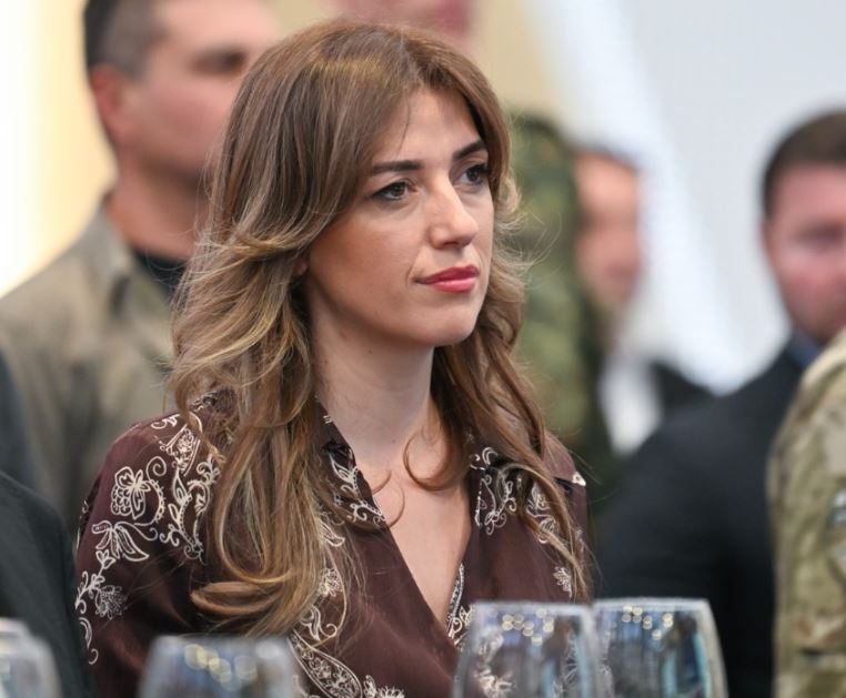 Haxhiu ngushëllon familjet e dy të rinjve që humbën jetën në Shqipëri