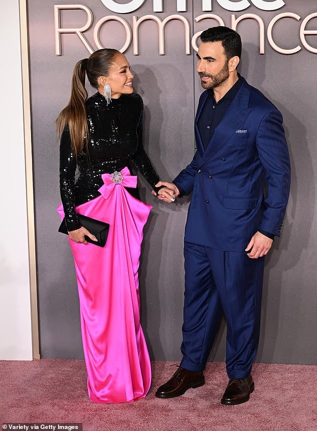 Jennifer Lopez dhe Brett Goldstein ndezin thashethemet për romancë në premierën e “Office Romance”
