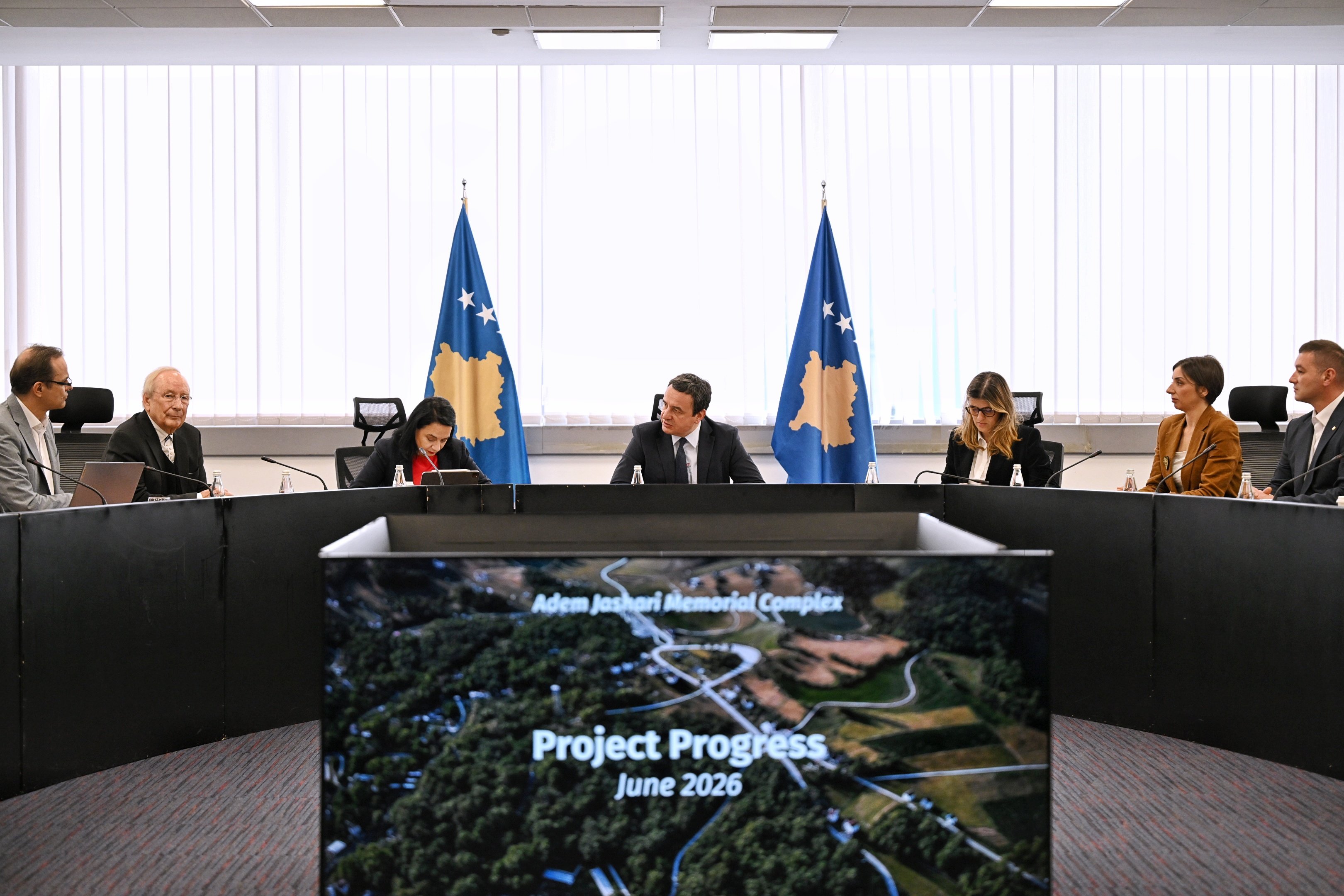 Prekazi në qendër të kujtesës kombëtare: Kurti prezanton Master Planin për Kompleksin Memorial ‘Adem Jashari’
