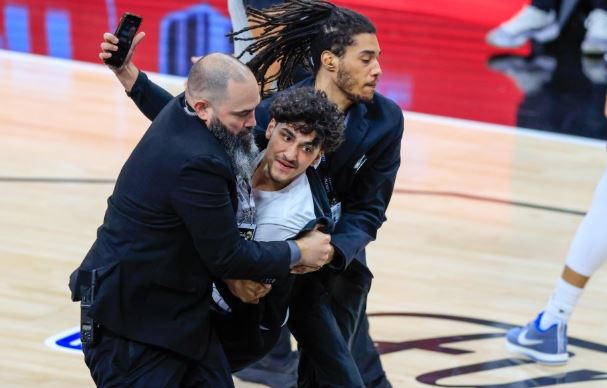 Skandal në finalen e NBA-së, tifozi hyn në parket