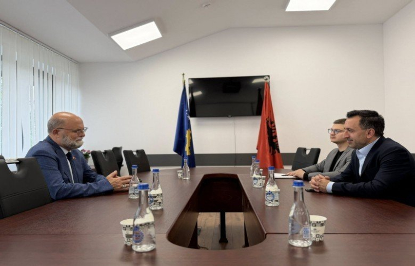 basha-dhe-malaj-diskutojne-projektet-infrastrukturore-kosove-shqiperi