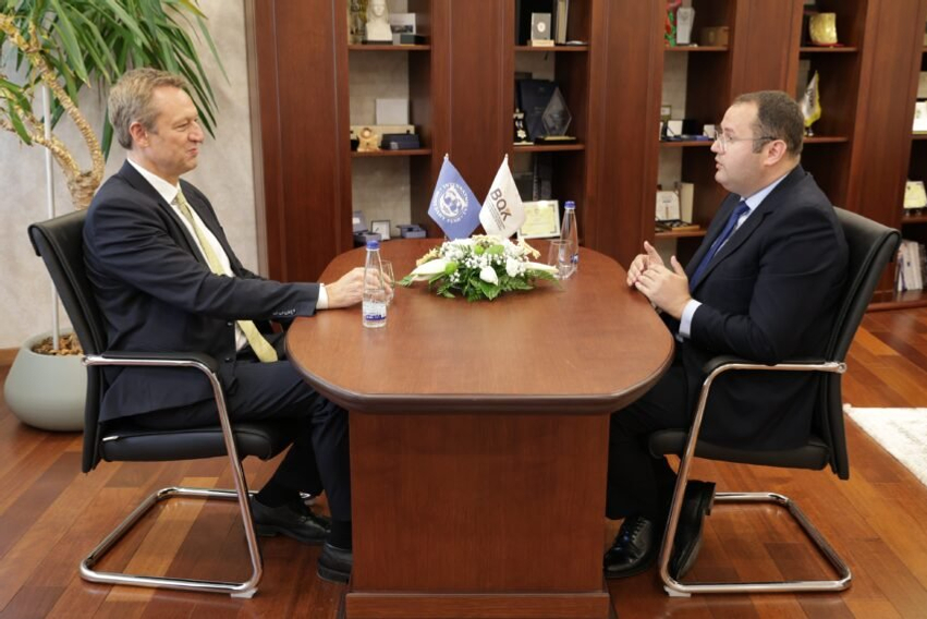 ismaili-dhe-adrian-bisedojne-per-sfidat-financiare-globale-dhe-prioritetet-e-kosoves
