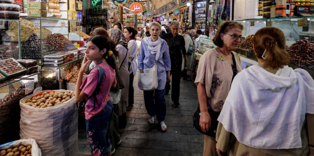 Iranianët “janë varfëruar”, teksa lufta po e shkatërron ekonominë