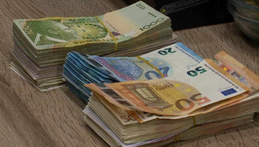 kursi-i-euros-me-lekun-bie-perseri-po-shkon-drejt-pragut-te-95-lekeve