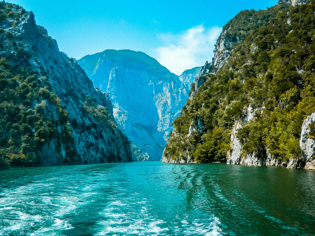 Nga kryeqyteti i Tiran&euml;s deri te qytetet e lashta dhe malet q&euml; t&euml; l&euml;n&euml; pa frym&euml; p&euml;rmes uj&euml;rave t&euml; pastra...