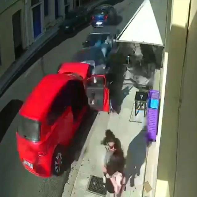 Aksident i frikshëm në Greqi! Makina del në sensin e kundërt dhe përplas mjetin e parkuar, reagimi i nënës është befasues