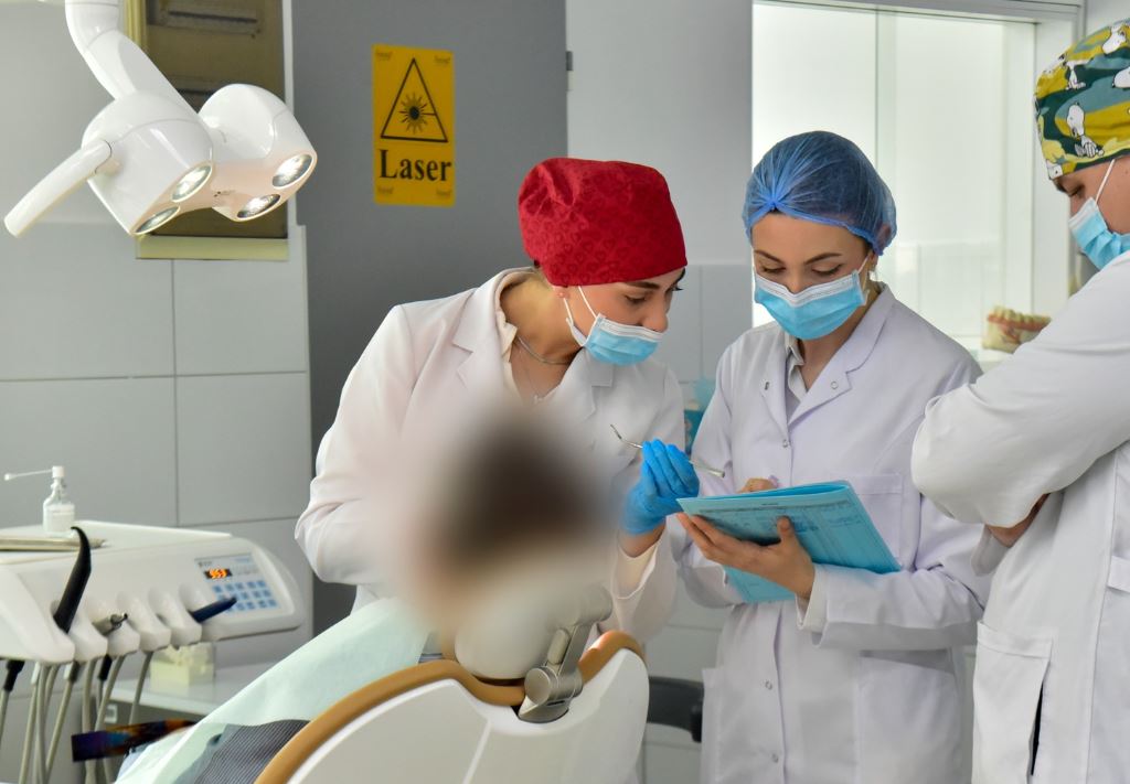 Realizohet rehabilitim protetik në QKSUK te pacienti pas kancerit maksilar