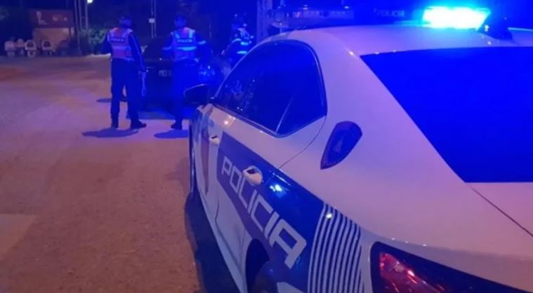Të shtëna me armë zjarri në Vlorë, plagoset rëndë një person