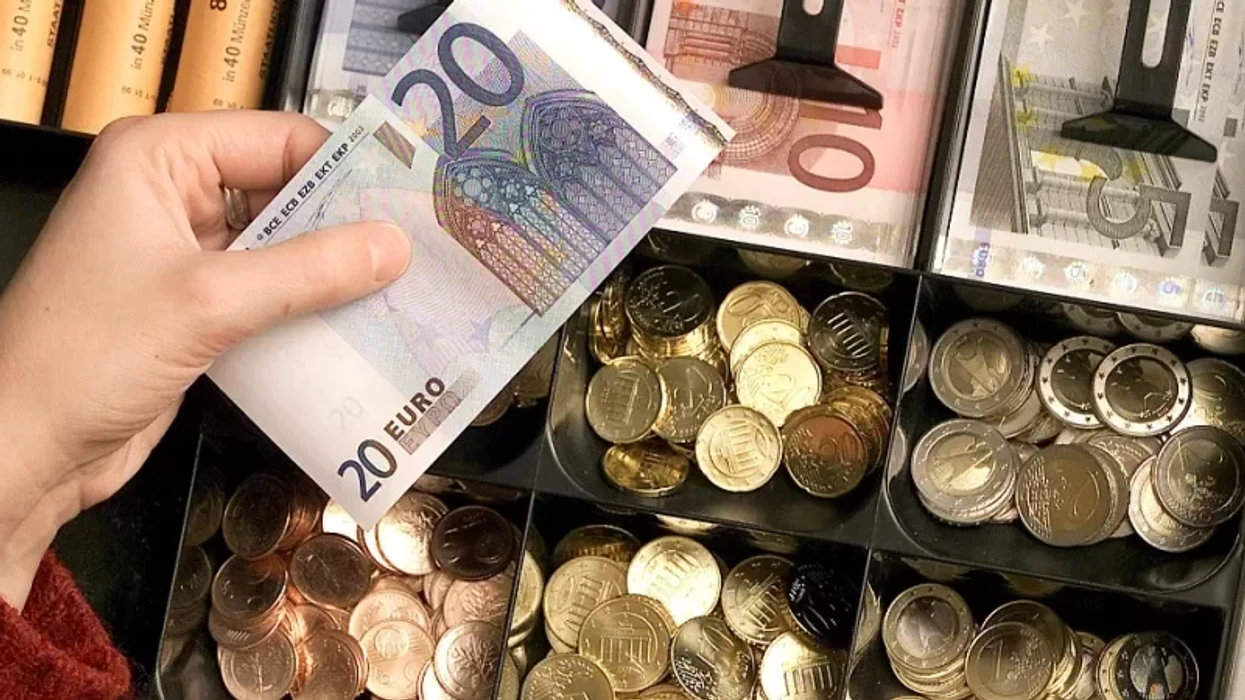 Në bankë u zbuluan 338 euro të dyshuara si të falsifikuara, policia nis hetimet