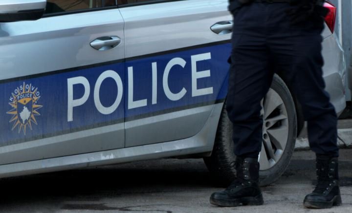 Qytetari gjen telefonin dhe portofolin e humbur, i dorëzon në polici 