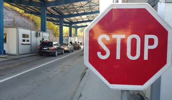 Ndalohen dy shtetas serbë, në veturë u gjenden dokumente false