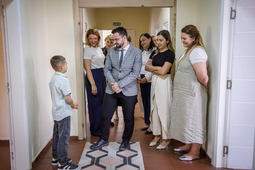 avokati-i-popullit-kerkon-llogari-nga-bashkia-policia-dhe-prokuroria-femijet-po-shfrytezohen-perpara-deres-se-kuvendit-nen-hunden-e-institucioneve