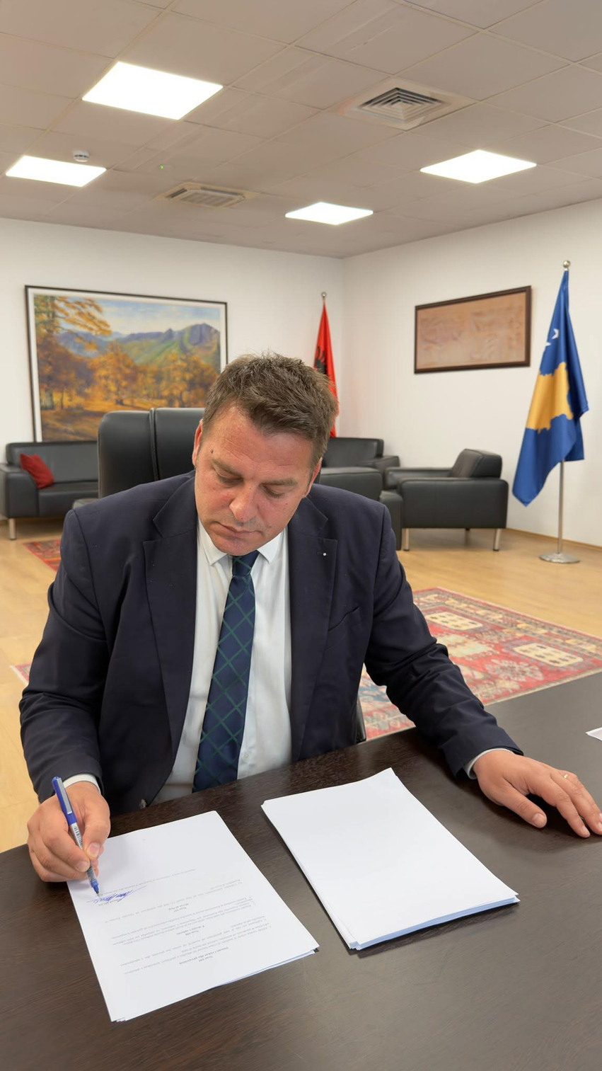 Ministri Muja nënshkruan Udhëzimin Administrativ për subvencionet  rritet mbështetja për fermerët