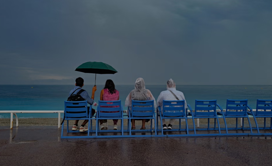 Nice, Franc&euml;: Turist&euml;t shikojn&euml; detin Mesdhe n&euml; Promenade des Anglais n&euml; rivier&euml;n franceze. /...