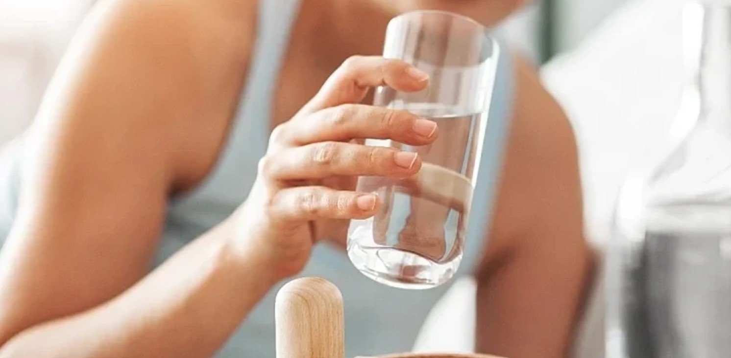 Çfarë mund të bëjë pirja e një gote uji në mëngjes për energjinë dhe tretjen tuaj