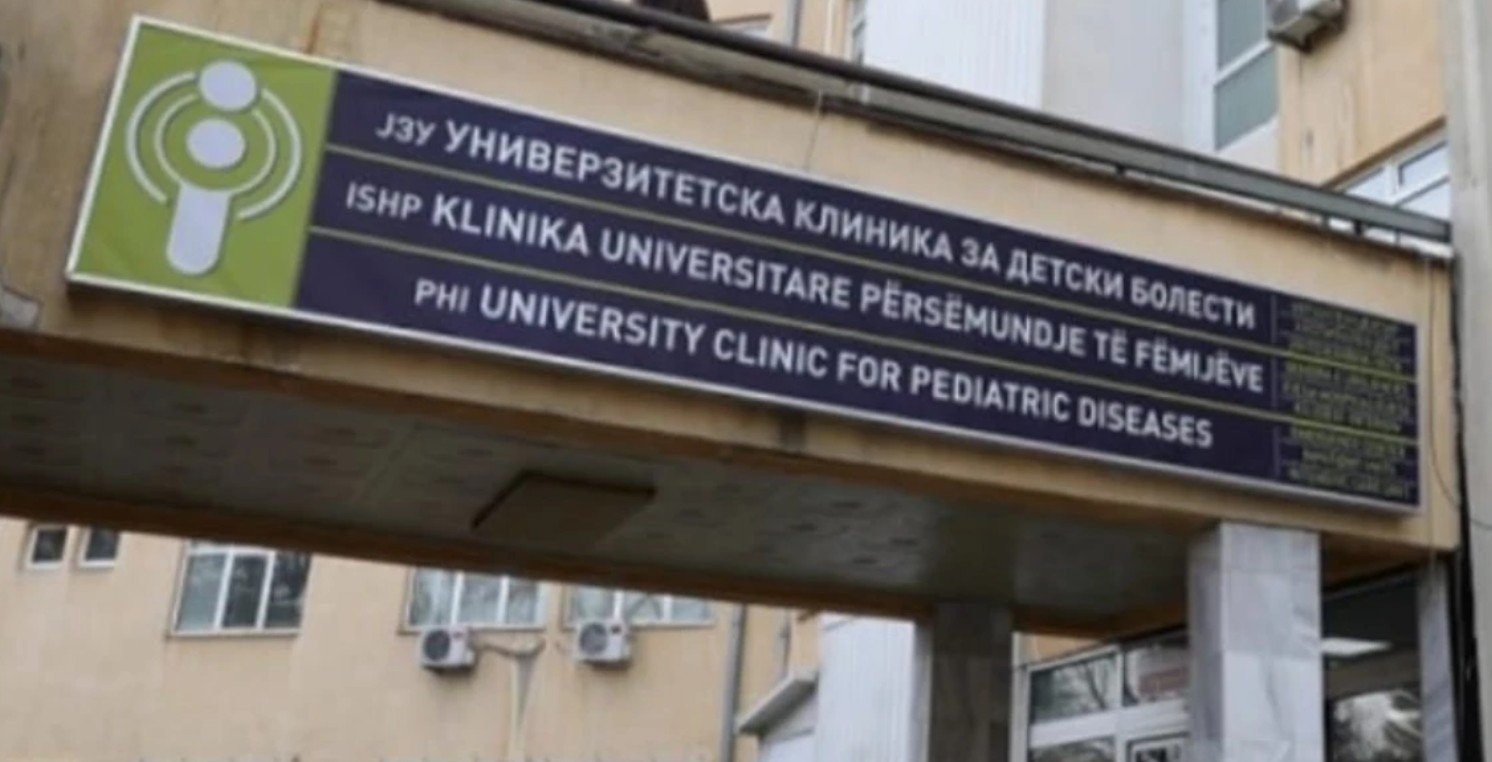 Punonjësit e Klinikës së Fëmijëve protestojnë para Ministrisë së Financave në Shkup: Gjashtë muaj pa paga, duam zgjidhje