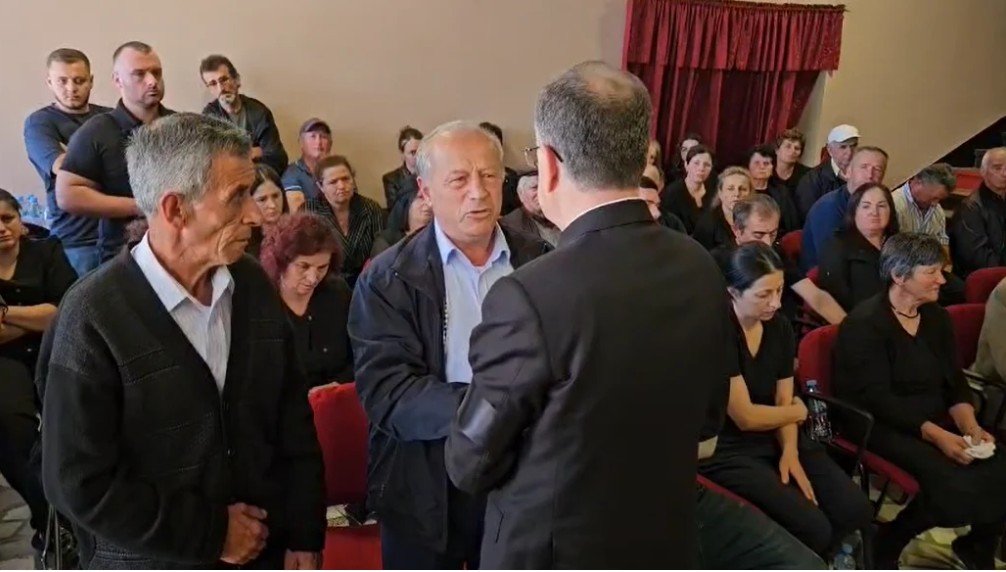 “Do bëni detyrën? Na fundosët”/ Xhaxhai i policit të vrarë në Maliq i drejtohet me lot në sy Presidentit Begaj në homazhe: Merrni masa, po na vriten djemtë