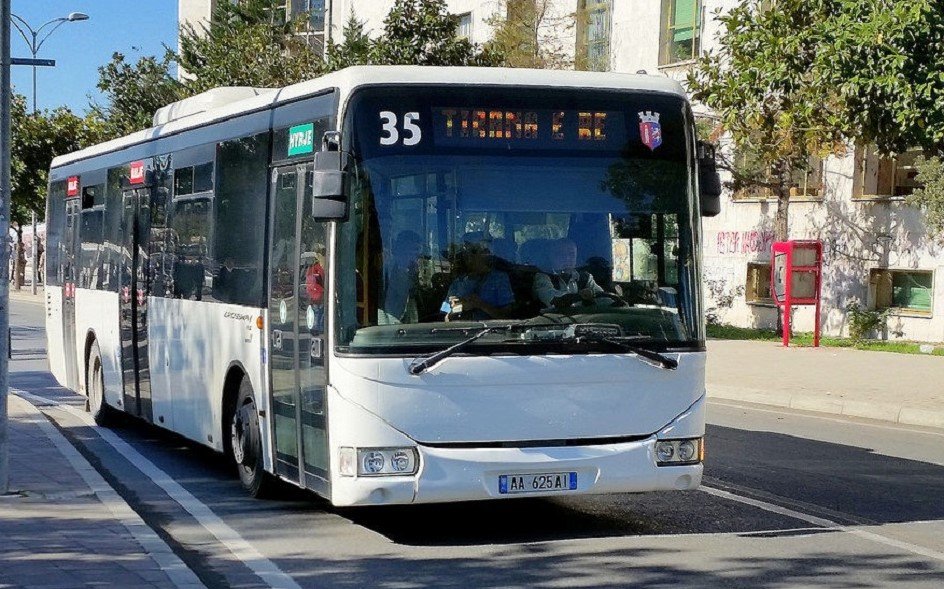 Aksidentohet autobusi në Tiranë, raportohen të plagosur