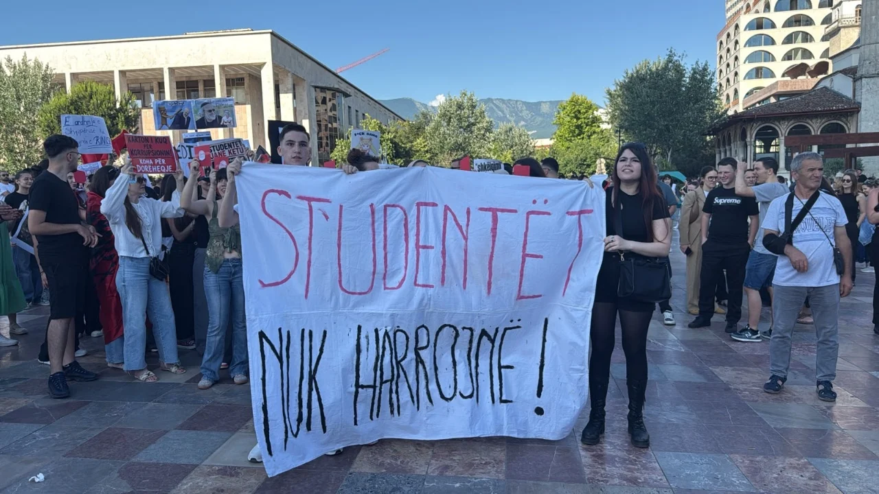 Rama në Zvërnec, qytetarët mblidhen për protestën e gjashtë/ Nis grumbullimi në sheshin “Skënderbej”