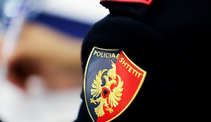 E rëndë në Tiranë, policit i vendoset thika në fyt; arrestohet autori Dorian Kaso