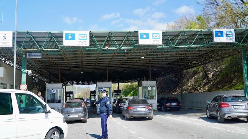 Bie sistemi i regjistrimit të hyrje/daljeve në pikëkalimin kufitar Hani i Elezit-Bllacë, krijohen kolona të gjata