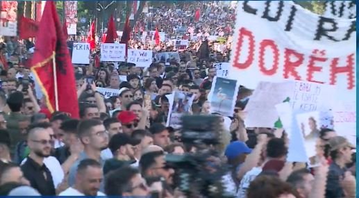 “Edi Rama dorëhiqu”/ Pankartat pikante në protestë, qytetarët: Toka është e maskarenjve, por Atdheu i shqiptarëve