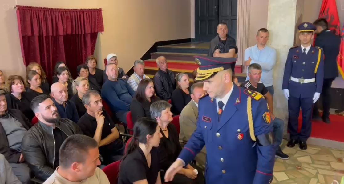 Vrasja e efektivit Enea Mekolli, kryepolici Skënder Hita bën homazhe, lë shënim në librin e kujtimeve!