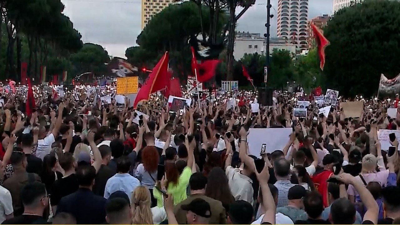 Marshimi pas protestës / Thirrje të forta “Arresto Belindën”, protestuesit hedhin shishe drejt ekranit ku shfaqej Rama
