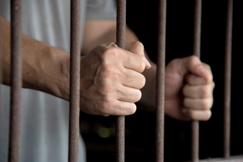 Bastisje në Gjakovë, katër persona përfundojnë në ndalim – iu gjenden kokainë, heroinë, armë e mijëra euro