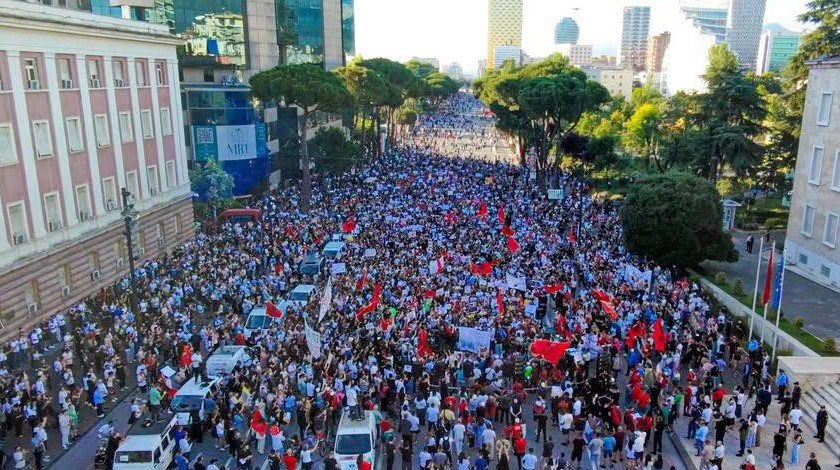 “Shqiptarët e vendosur ta rrëzojnë regjimin!” – Protesta kundër projektit në Zvërnec, Belind Këlliçi: Revolucioni e mbushi bulevardin plot e për plotë!