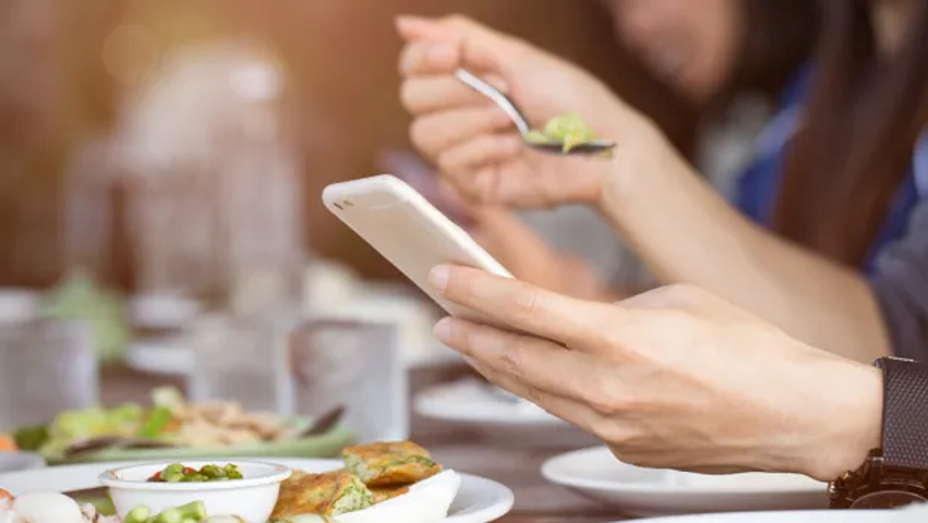 Alarmi i nutricionistëve  Mediat sociale  një faktor në çrregullimin e të ngënit tek adoleshentët