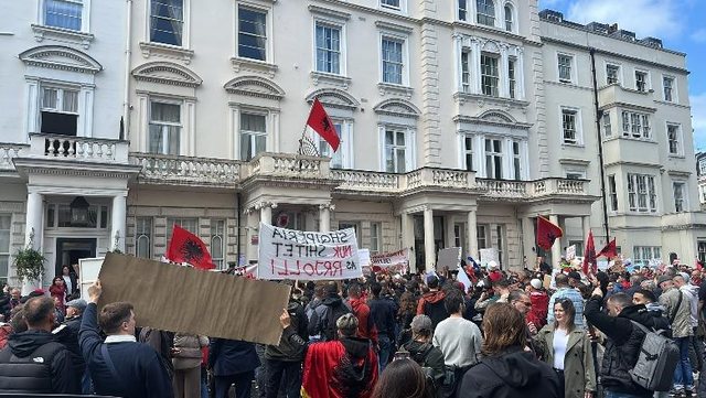 “Shqipëria nuk është në shitje”/ Shqiptarët në Britani dalin në protestë para ambasadës, kundërshtojnë projektin në Zvërnec