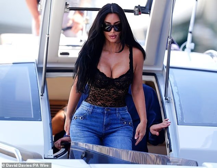 kim-kardashian-shfaqet-ne-monaco-grand-prix-per-te-mbeshtetur-lewis-hamilton