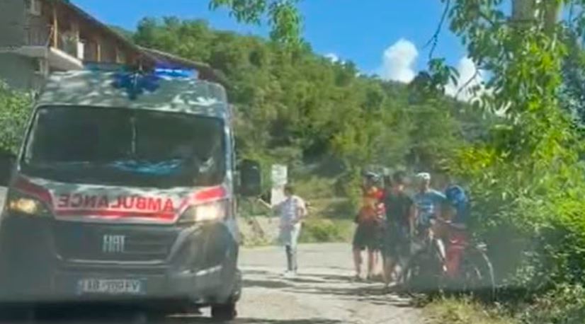 Turisti gjerman rrëshqet me biçikletë në rrugën Përmet–Çarçovë, transportohet në spital