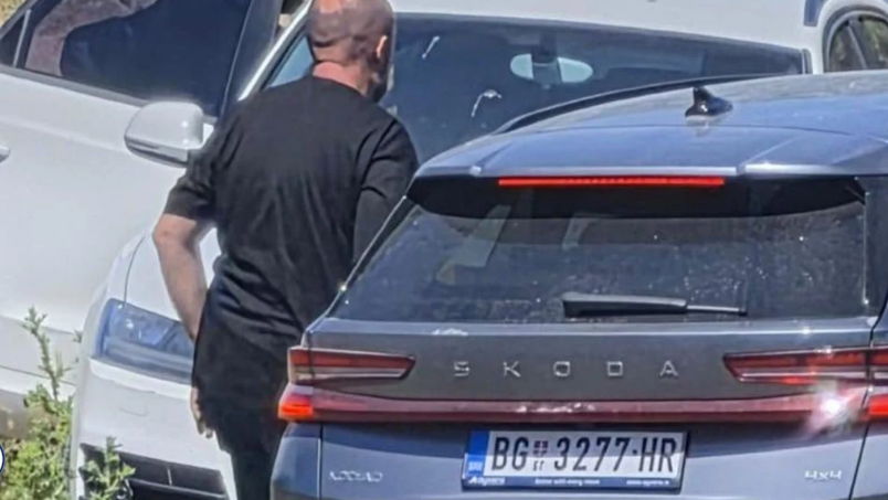 Balla nxjerr foton: Makinat me targa serbe sjellin njerëzit në protestën në Zvërnec