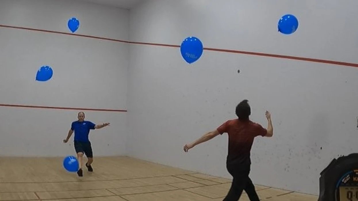Burri mban 5 balona në ajër për më shumë se një minutë, thyen rekord