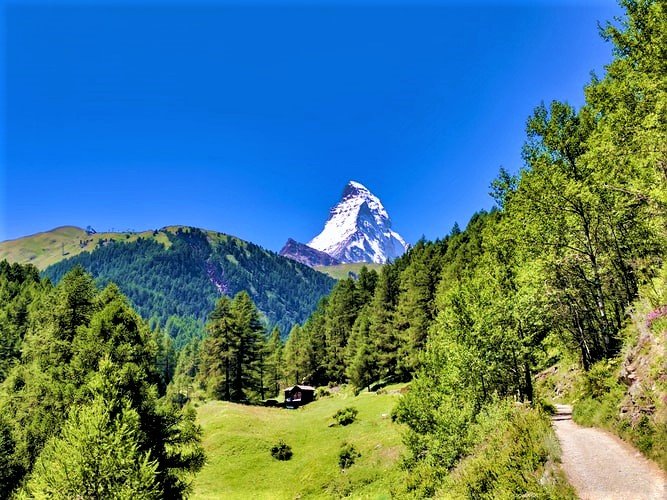 Mali ikonik i formuar si nj&euml; dh&euml;mb i dehur, Matterhorn, &euml;sht&euml; nj&euml; nga malet m&euml; t&euml; famshme n&euml; Evrop&euml;....