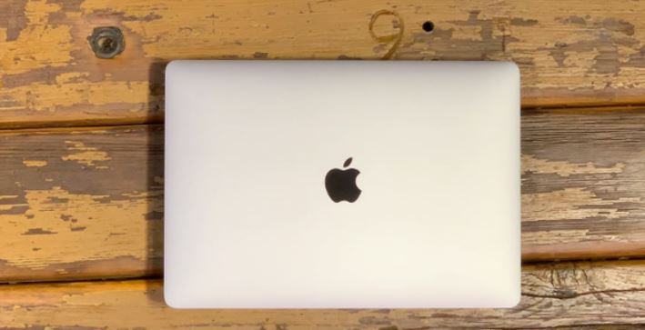 MacBook me internet celular? Apple po teston një opsion të ri!