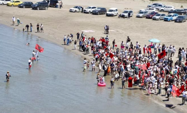 Kryeministri Rama ironizon protestuesit e Zvërnecit: Mos ua zhvirgjëroni plazhin flamingove me makina e mbeturina