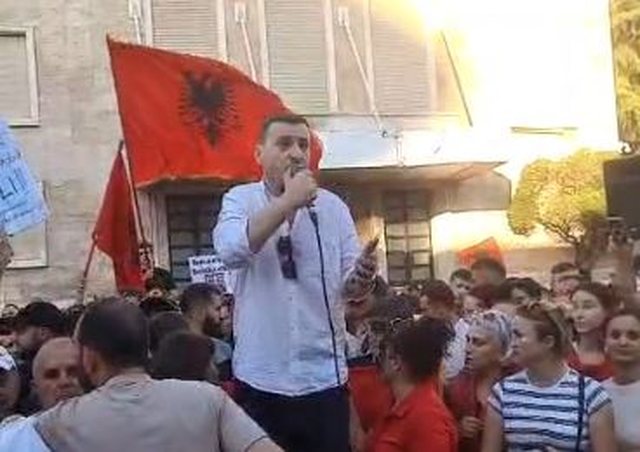 Kush e organizon protestën? Gazetari 