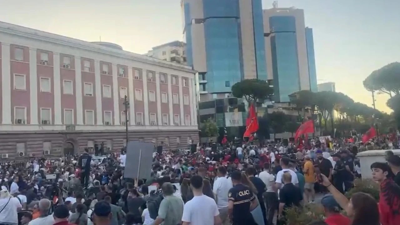 Protesta në Tiranë/ Një fëmijë humbet mes turmës, qytetarët ulen në tokë, gjendet pas disa minutash