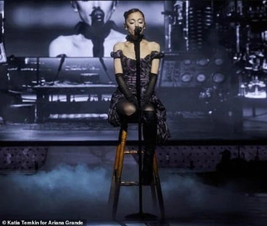 Ariana Grande mahnit fansat me një performancë spektakolare në nisjen e turneut të saj