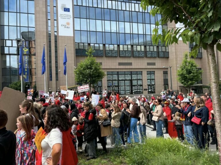 “Atdheu nuk është në shitje”/ Diaspora në protestë para Komisionit Evropian, mesazh Ramës: 2 mln shuplaka do të vijnë nga shqiptarët