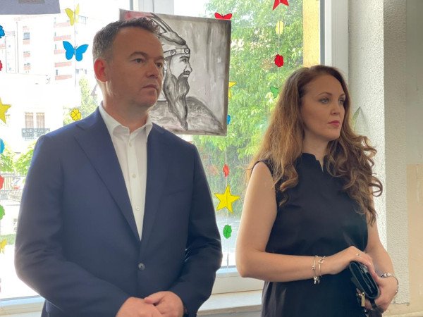 ​Voton Peci: Sot flet populli