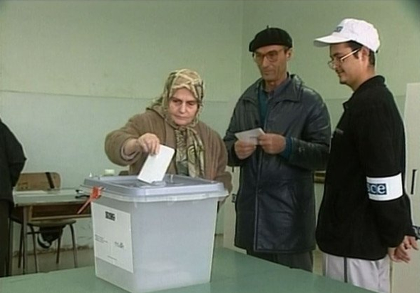 zgjedhjet-e-para-te-pasluftes-u-mbajten-me-28-tetor-2000-kosova-kishte-900-mije-votues
