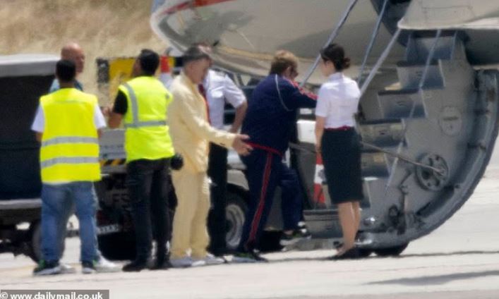 Elton John largohet me avion privat pas performancës në dasmën e Dua Lipës dhe Callum Turner 