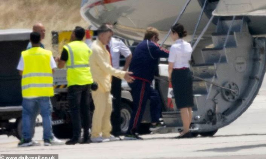 elton-john-largohet-me-avion-privat-pas-performances-ne-dasmen-e-dua-lipes-dhe-callum-turner