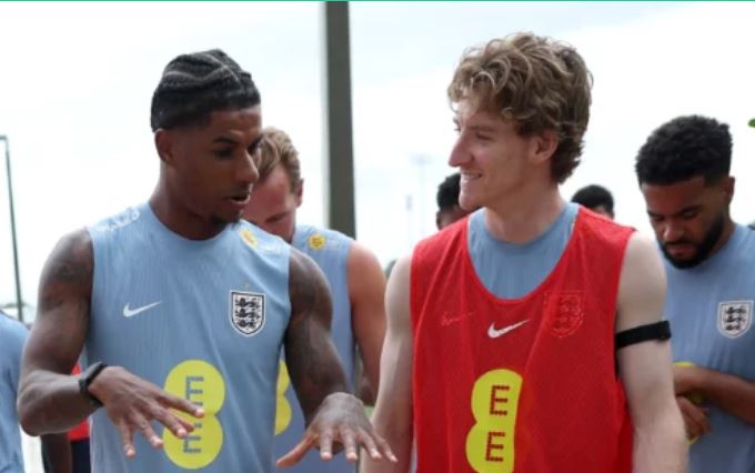 Anthony Gordon me fjalë të mëdha për Rashfordin