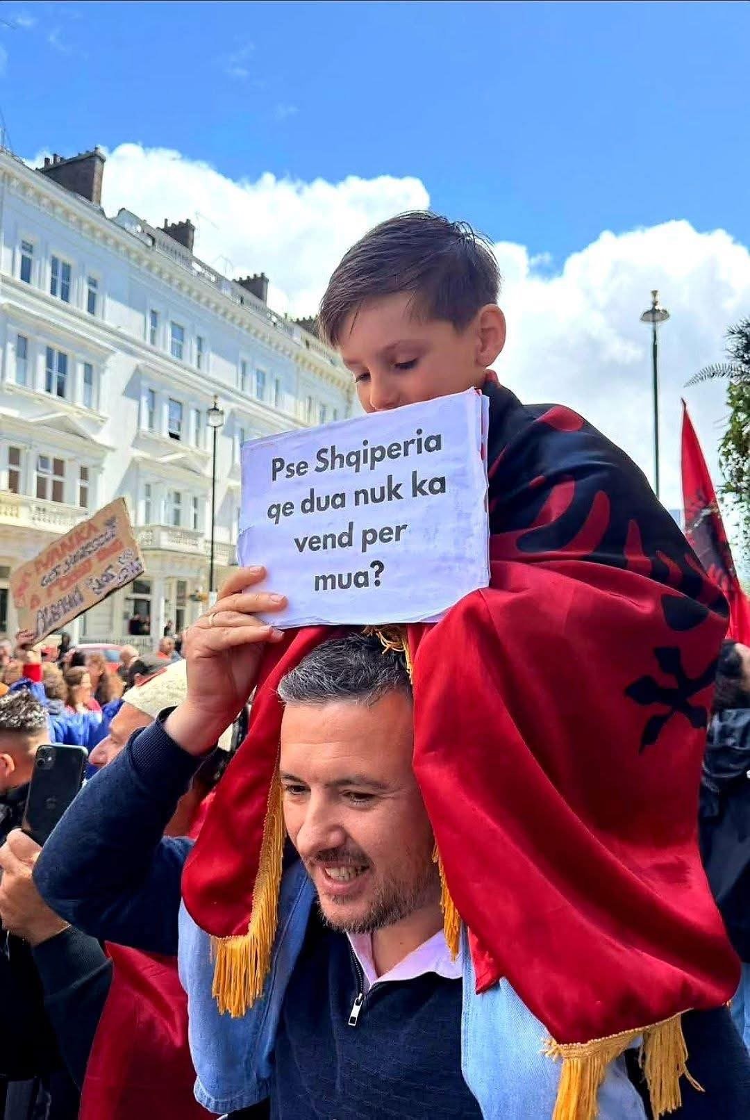 Pse Shqipëria e miliardave të pakicës kleptokrate në pushtet nuk e ndal do uraganin e protestës popullore…?