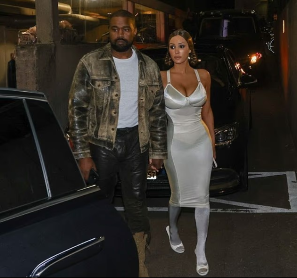 Bianca Censori shfaqet me një transformim “të çuditshëm” në takim me Kanye West